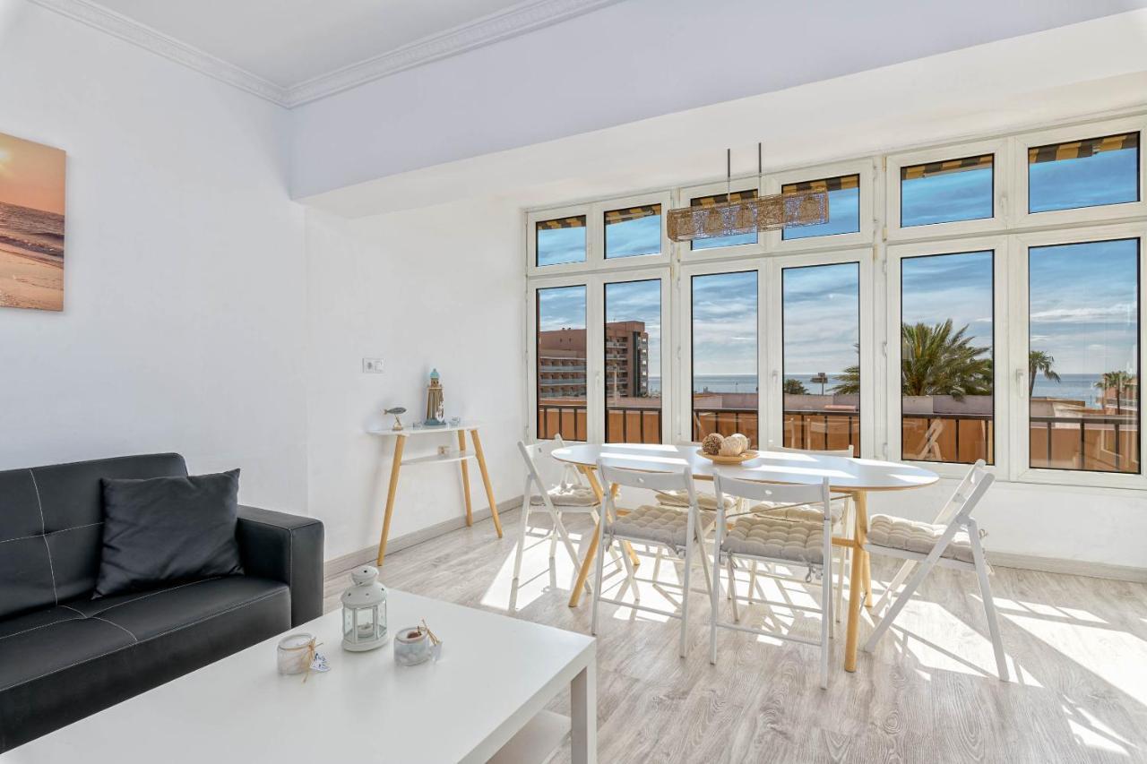Benalmádena, frente a la playa y Puerto Marina Exterior foto